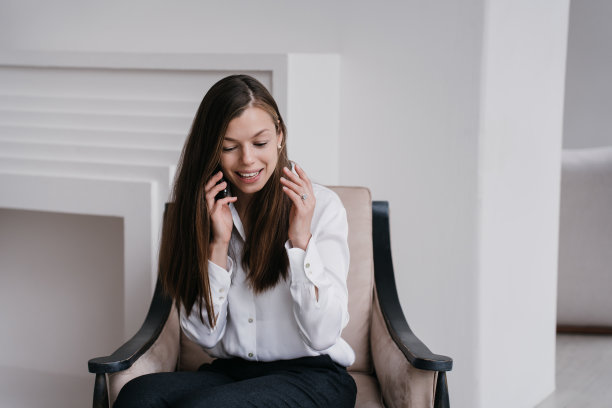 活跃的欧洲年轻女商人在电话里谈笑风生。成功的西班牙学生与老师交谈。开朗漂亮的黑发女性在家里享受周末的早晨。秘书图片下载
