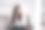 活跃的欧洲年轻女商人在电话里谈笑风生。成功的西班牙学生与老师交谈。开朗漂亮的黑发女性在家里享受周末的早晨。秘书图片下载
