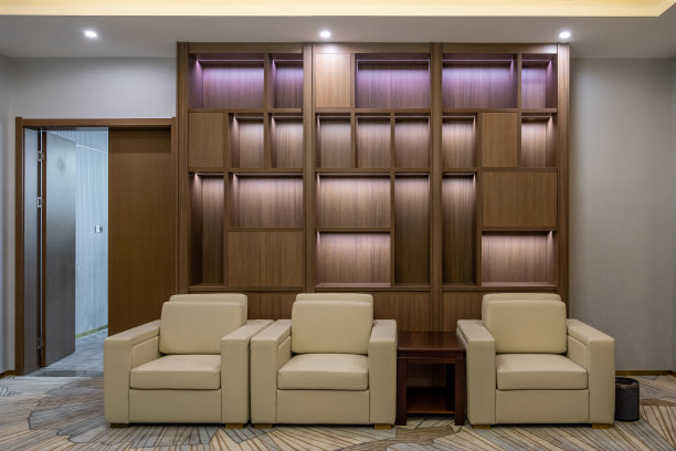 简洁明亮的会客室，配有沙发图片下载