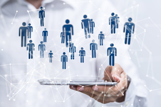 3d概念会议团队工作连接数字概念与一个人拿着智能手机。图片下载