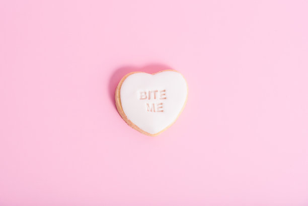 粉红色背景的心形情人节饼干特写图片下载