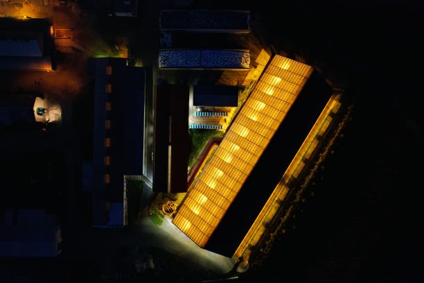 夜间照明牛棚的鸟瞰图图片下载