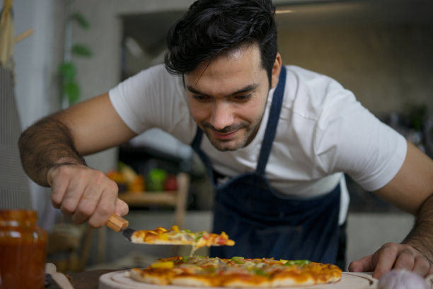 创业者制作披萨出售，小本生意图片下载