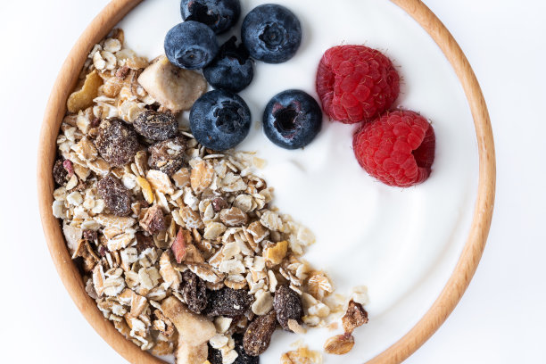 早餐用碗装酸奶加浆果和什锦麦片图片下载