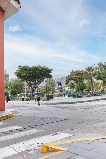 阿亚库乔，秘鲁，2022年:秘鲁阿亚库乔的大教堂和阿玛斯广场。唐·安东尼奥·何塞·苏克雷元帅纪念碑图片下载