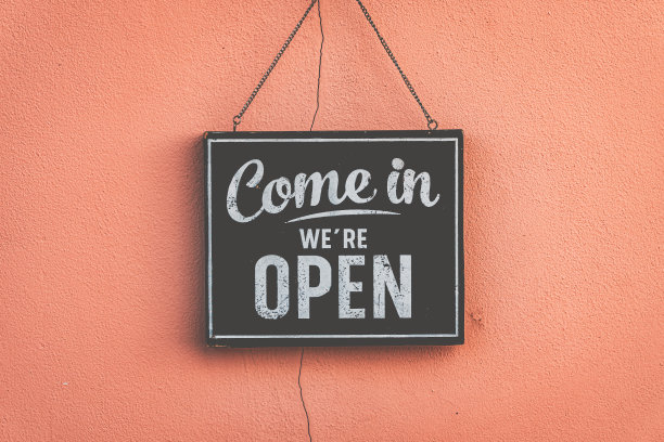 进来吧，我们开门了，复古的黑色复古招牌挂在复古的粉色墙上图片下载