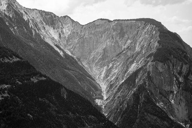 瑞士阿尔卑斯山脉景观的灰度镜头。图片下载