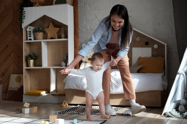 帮助女儿迈出第一步图片下载