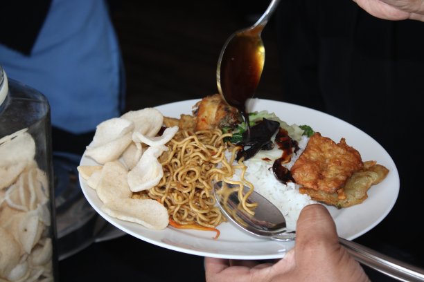 炒面加酱油图片下载