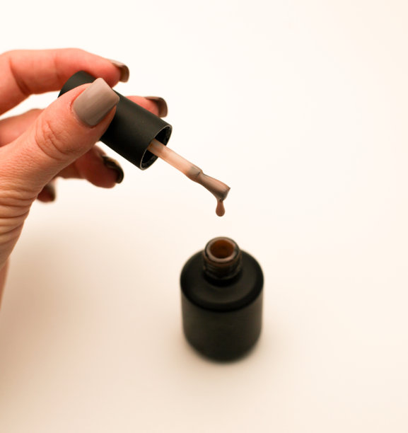 米色指甲油从刷子上滴下来图片下载