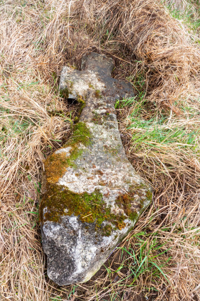 墓地里的宗教十字架图片下载