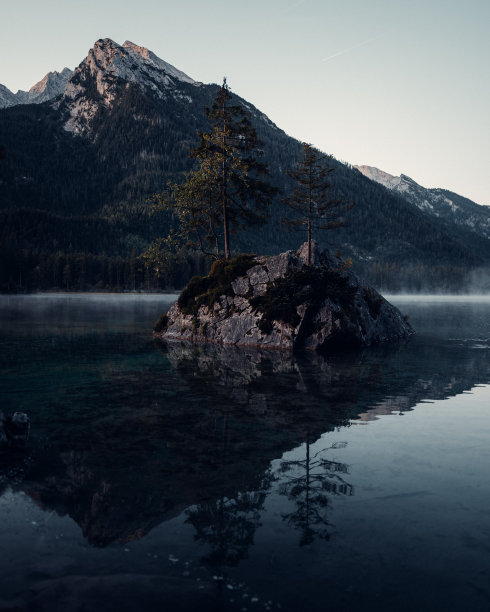清澈的辛特湖和德国巴伐利亚阿尔卑斯山的美丽照片图片下载