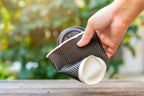 散焦背景上皱褶的咖啡杯。图片下载