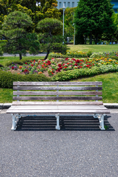 绿草如茵的海边长椅(横滨山下公园)图片下载