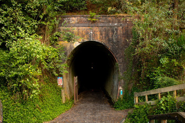废弃铁路隧道图片下载