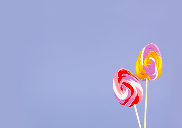 复活节拐杖糖，在紫色的背景上有鸡蛋的形状图片下载