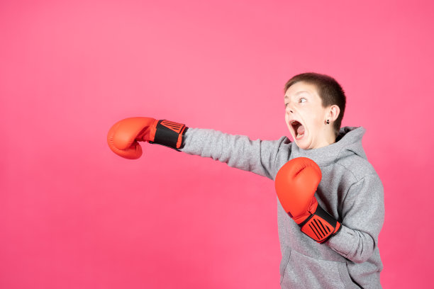 愤怒的男孩打了复印空间一拳图片下载