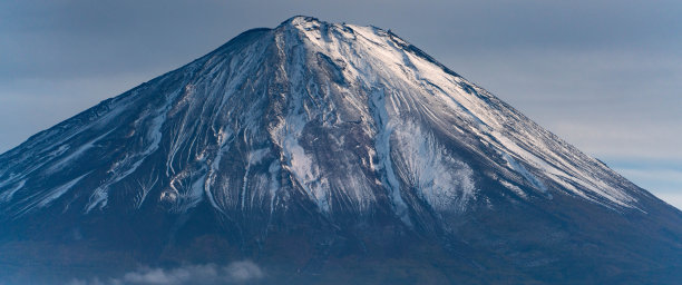 在多云的天空下拍摄富士山的雪峰图片下载