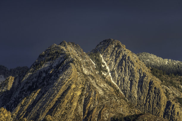 夜空下雪山和悬崖的美丽照片图片下载