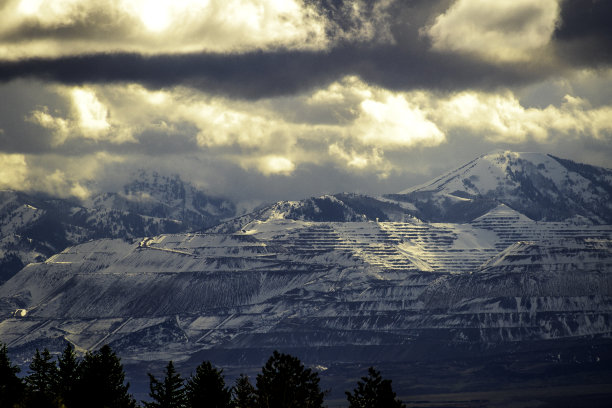 多云天空下雪山和悬崖的美丽照片图片下载