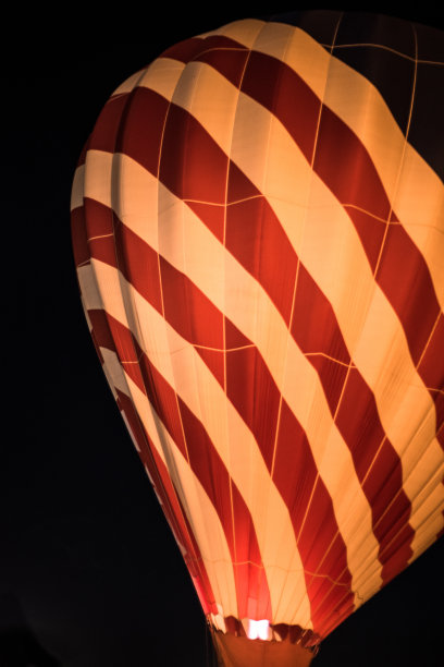 垂直特写镜头的细节上一个照明条纹热气球图片下载