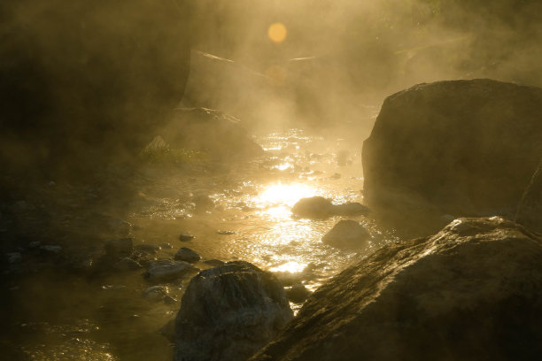 泰国清晨阳光下的温泉和雾。泰国南蓬省天然温泉蔡山国家公园的早晨气氛。图片下载