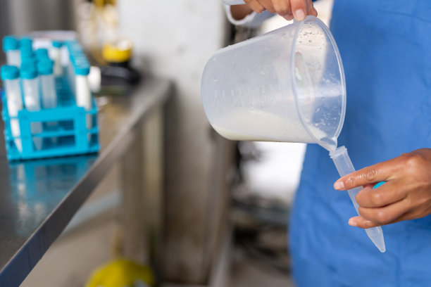 裁剪的照片，一个工人在乳制品行业的样品图片下载