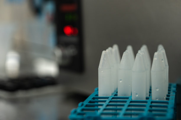 在乳品厂的实验室清洁移液器图片下载