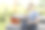 年轻人在公园里工作或学习，坐在木桌旁图片下载