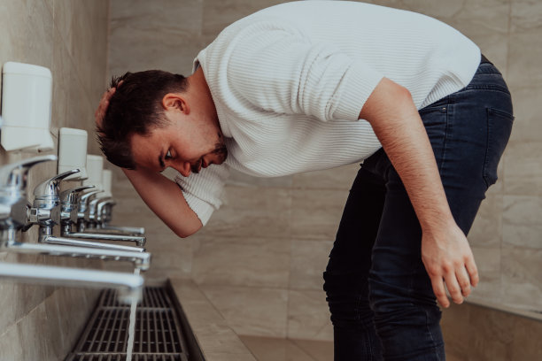 正在进行沐浴的穆斯林。穆斯林祈祷前的宗教清洗仪式。祷告:在祈祷前净化身体的过程图片下载