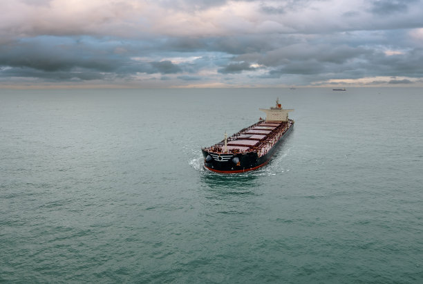令人印象深刻的鸟瞰图，一艘巨大的货船穿越海洋图片下载