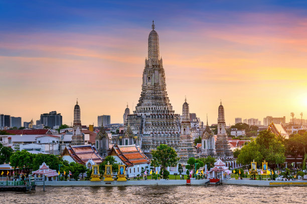 日落时分，泰国曼谷的Wat Arun Ratchawararam寺。图片下载