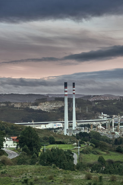 夕阳下的炼油厂图片下载