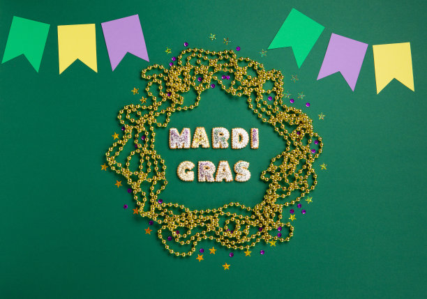 狂欢节国王蛋糕饼干，狂欢节面具，绿色背景上的金珠子。图片下载