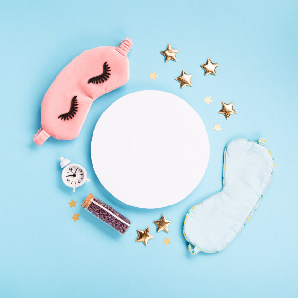 睡眠面具，金色星星和闹钟在蓝色背景。世界睡眠日概念。图片下载