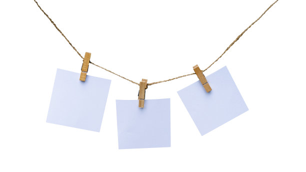 白色的白纸挂在绳子上的文字复制空间和打印复古照片图片下载