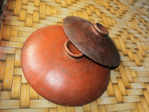 照片的传统盖子的桶从粘土图片下载