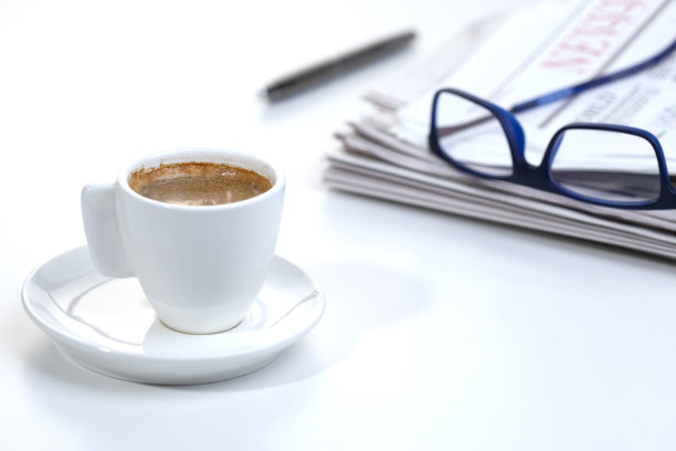 报纸和眼镜图片下载