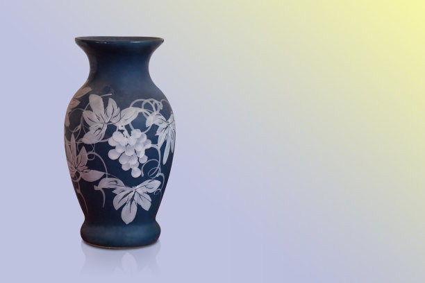 古老的蓝白色陶瓷花瓶在渐变紫色和黄色的背景，对象，复古，复古，装饰，复制空间图片下载