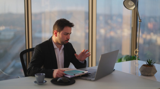 年轻的商人在办公室工作，有视频通话图片下载