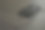 晚上桌上给智能手机充电图片下载