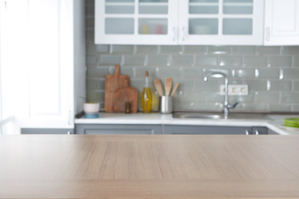 空木厨房台面与散焦厨房背景图片下载