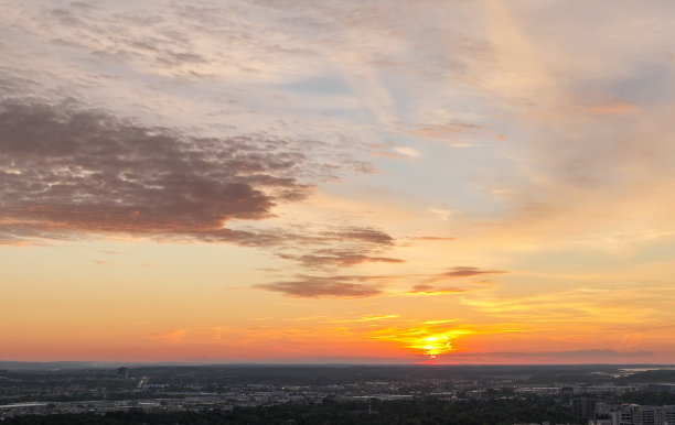 渥太华市的夕阳与橙色的云图片下载