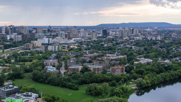 在安大略渥太华，俯瞰渥太华河的景色图片下载