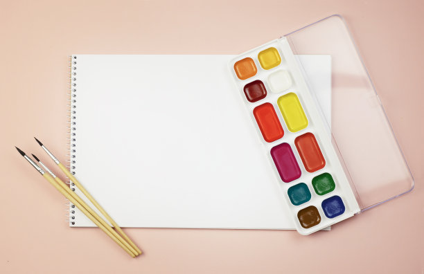 学校画册，用于在粉红色的背景上绘制带有复制空间的颜料图片下载