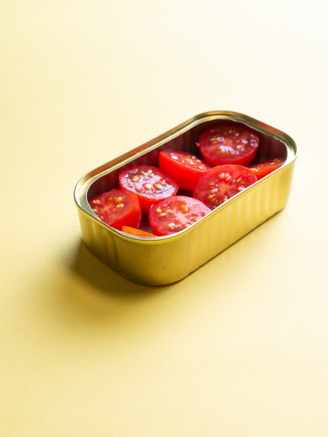 能否与圣女果隔离在黄色背景上图片下载