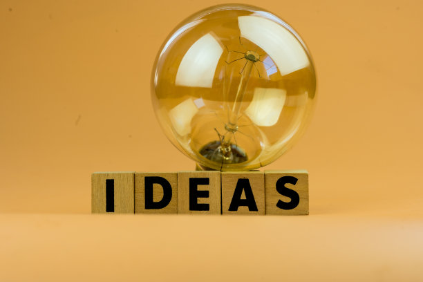 玩具积木与文字创意和灯泡，创新和创意，概念创意与灯泡图片下载