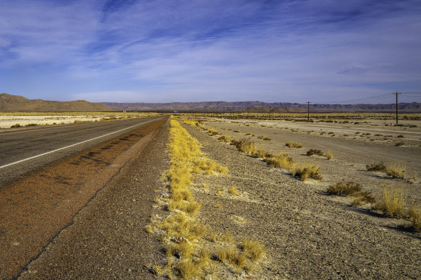 从德州公路到地平线还有电塔图片下载