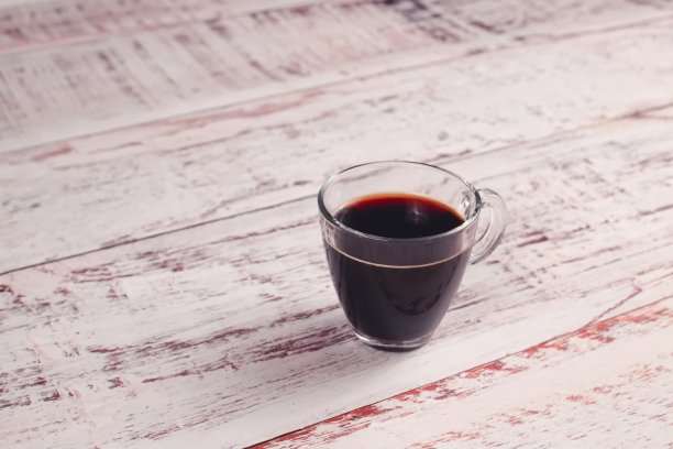 一杯咖啡放在木制背景上。副本的空间。发短信的地方。有选择性的重点图片下载