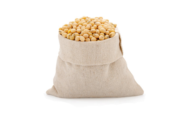 布袋中的大豆在白色背景上用剪切路径分离图片下载